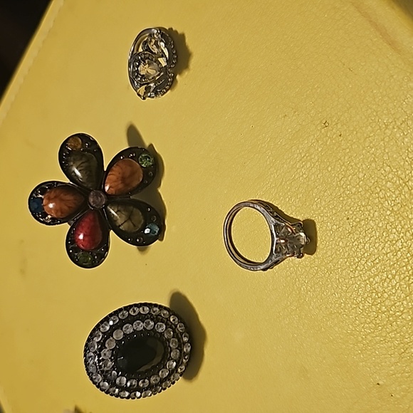 4 Costume Rhinestone Rings - For the price of 1 - Picture 12 of 12